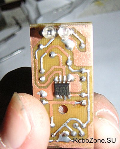Микросхема, инфракрасный светодиод и фототранзистор расположены со стороны токопроводящих дорожек